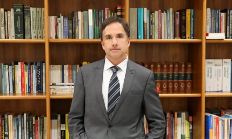 Juiz que criticou Moro e Lava Jato é investigado por furto de champanhe