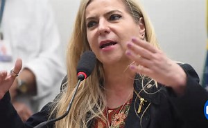 Deputada petista desafia Israel e segue presa por recusar deportação relâmpago