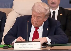 🌍 Trump celebra “dia incrível” ao assinar cessar-fogo em Gaza, sem Netanyahu nem Hamas