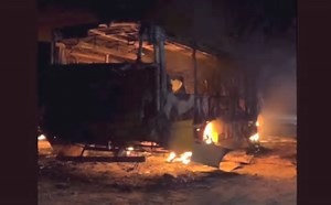 🔥 Quatro ônibus escolares viram cinzas em Aquiraz: polícia suspeita de ataque criminoso
