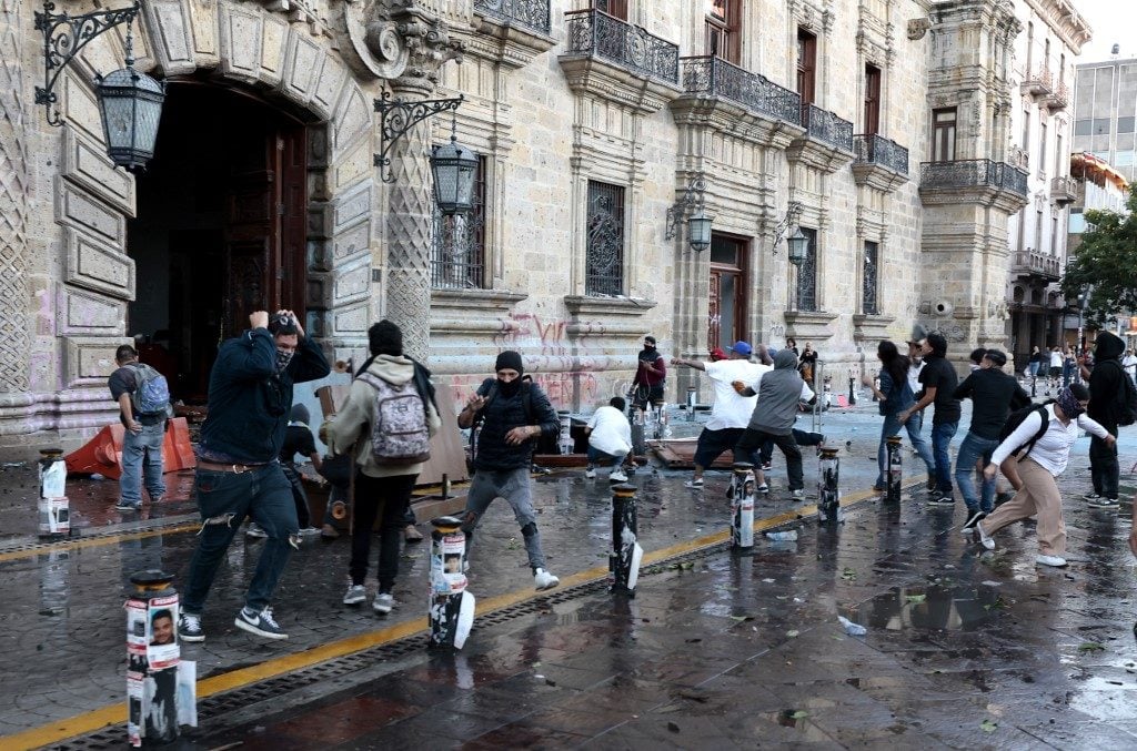 Cidade do México explode em protestos e confrontos após morte de prefeito