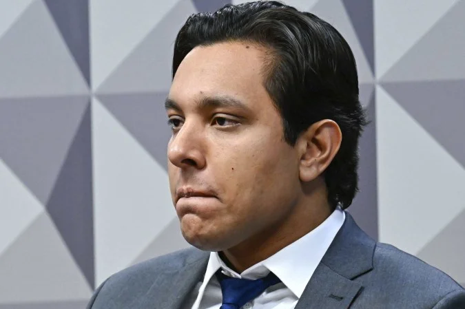 🔇 Silêncio que fala alto: dirigente de associação se cala na CPMI do INSS com aval do STF