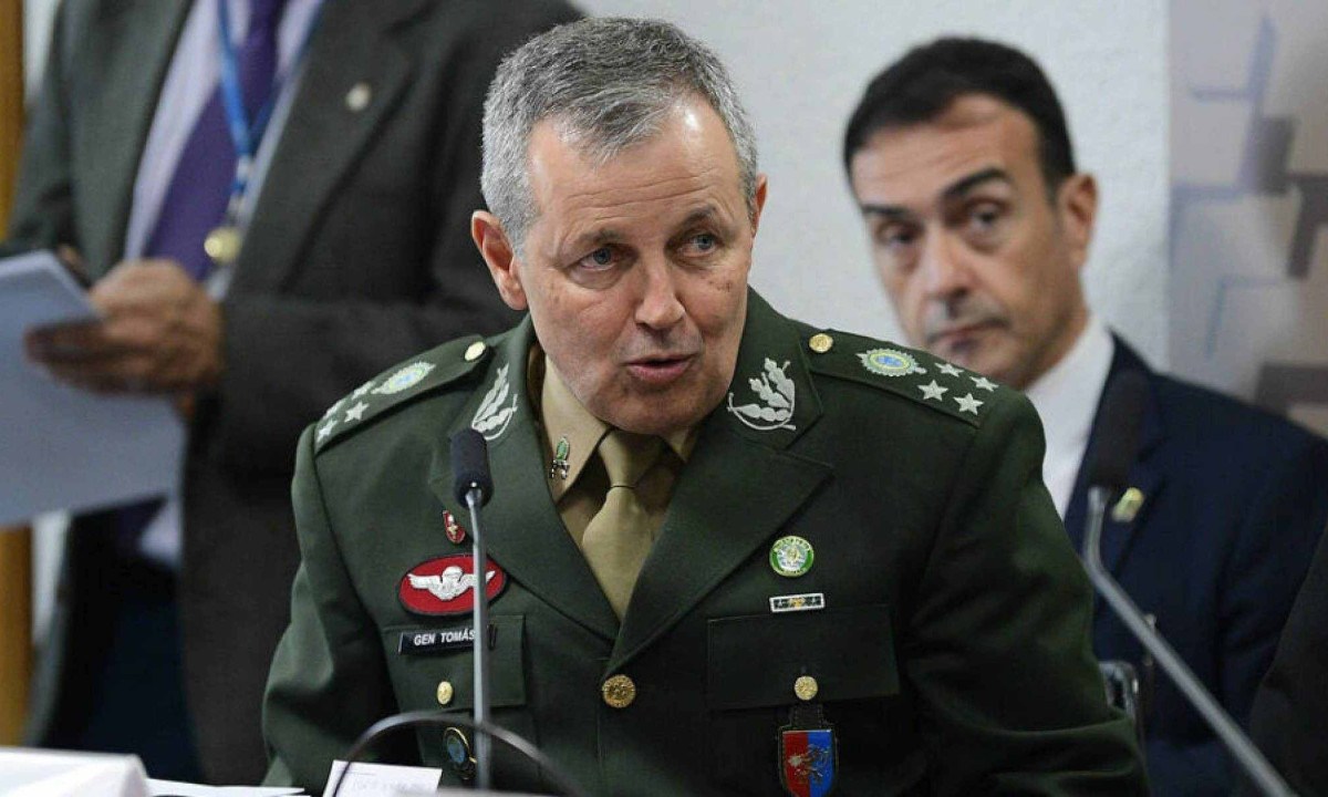General pede a Moraes que militares condenados não sejam algemados