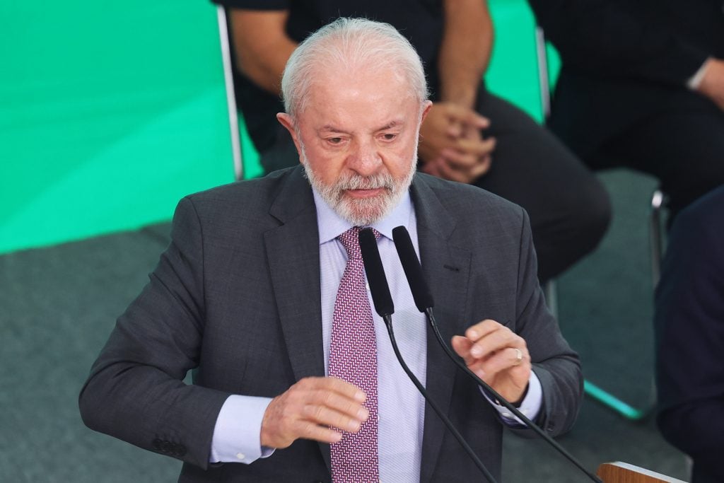 Lula perde a paciência no G20 e solta piada sobre “sussurros” — mas deixa claro quem é a única autorizada