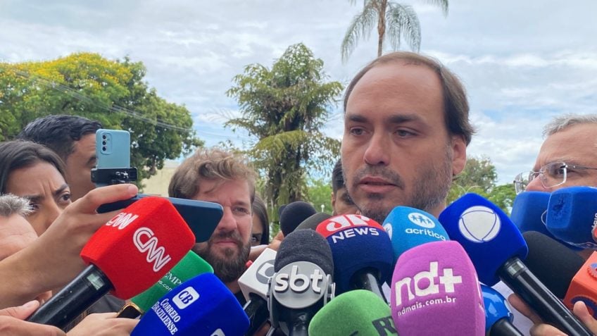 Carlos Bolsonaro diz que o pai está “em frangalhos” após nova visita na PF