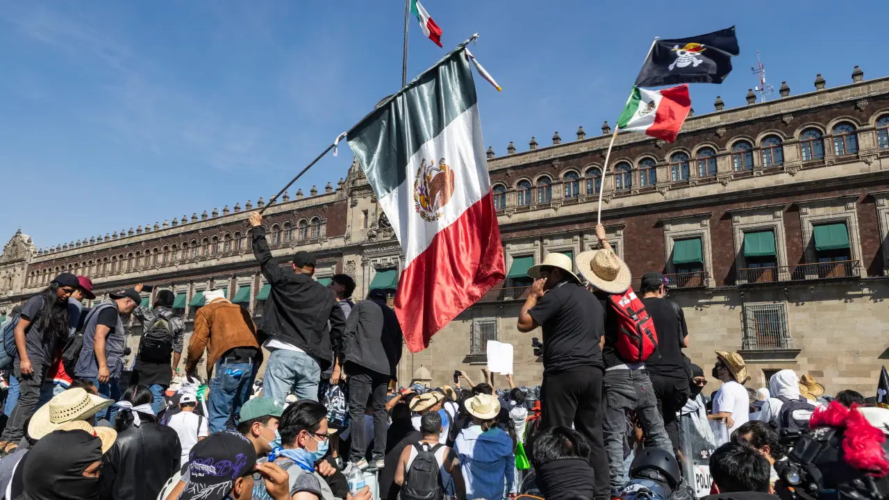 “Marcha da Geração Z” termina em caos e confronto diante do Palácio Nacional na Cidade do México