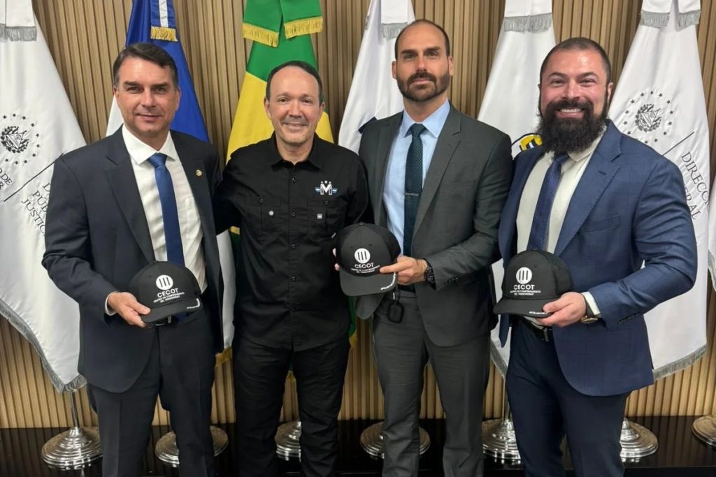 Flávio e Eduardo Bolsonaro buscam inspiração em Bukele e se reúnem com ministro da Segurança de El Salvador