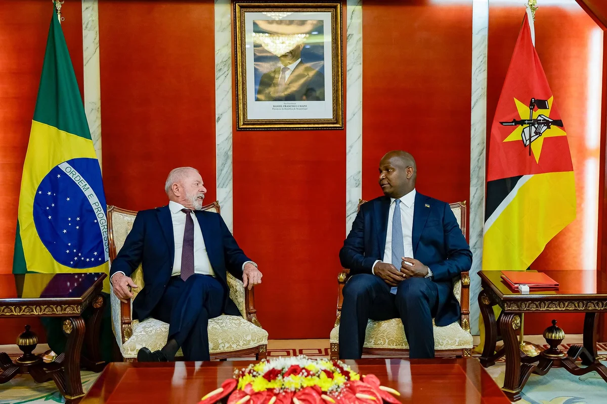 Lula Abre a Mala Diplomática e Oferece a Petrobras: “Quer gás? A gente perfura aí!”