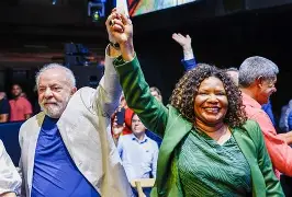 Lula brinca que Margareth Menezes “era um desastre no microfone” e agora tem jeito de candidata