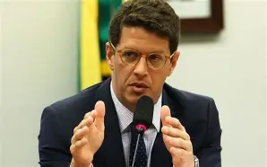 Moraes avança em ofensiva contra a direita e mira Ricardo Salles