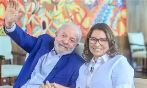 A Autocoroação do Palácio: Janja Recebe Mais uma Honraria Enquanto o País Observa a Hipocrisia