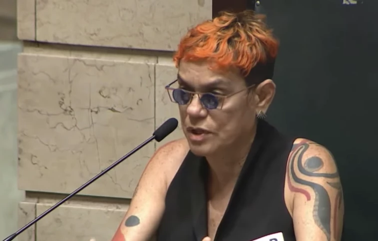 Professora que sugeriu “pedrada em criminosos” pede proteção ao governo Lula