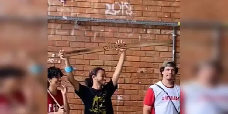 “Diálogo” ao Estilo UnB: Estudantes Usam um Pau para Ironizar Conversa com a Extrema Direita