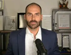 Eduardo Bolsonaro dispara contra Tarcísio: “Candidato do sistema” e “pintado de direita”