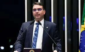 Flávio reage ao corte de salário de Bolsonaro e diz que decisão do PL foi “obrigatória”