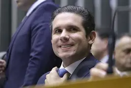 Hugo Motta pisa no freio e evita votar anistia em meio ao caos político