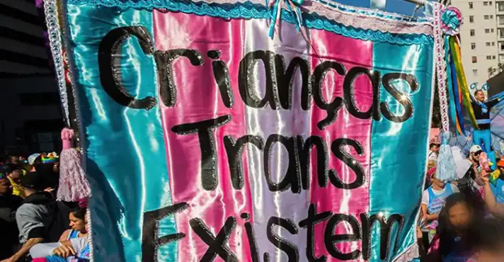 Governo Lula expõe criança em evento oficial, fere lei recém-aprovada e depois tenta apagar o erro