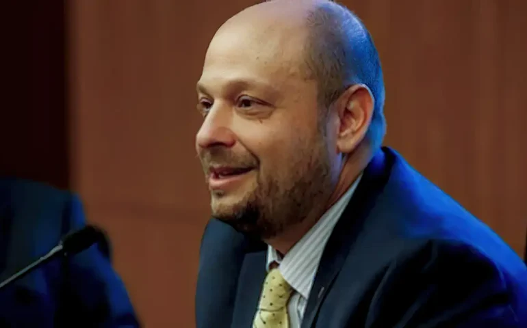 Crise no INSS: número 2 cai após ligação com ex-presidente preso vir à tona