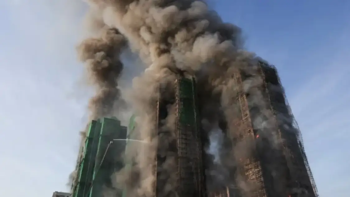 🔥 Tragédia em Hong Kong: prédios viram tochas e famílias lutam para reconhecer vítimas