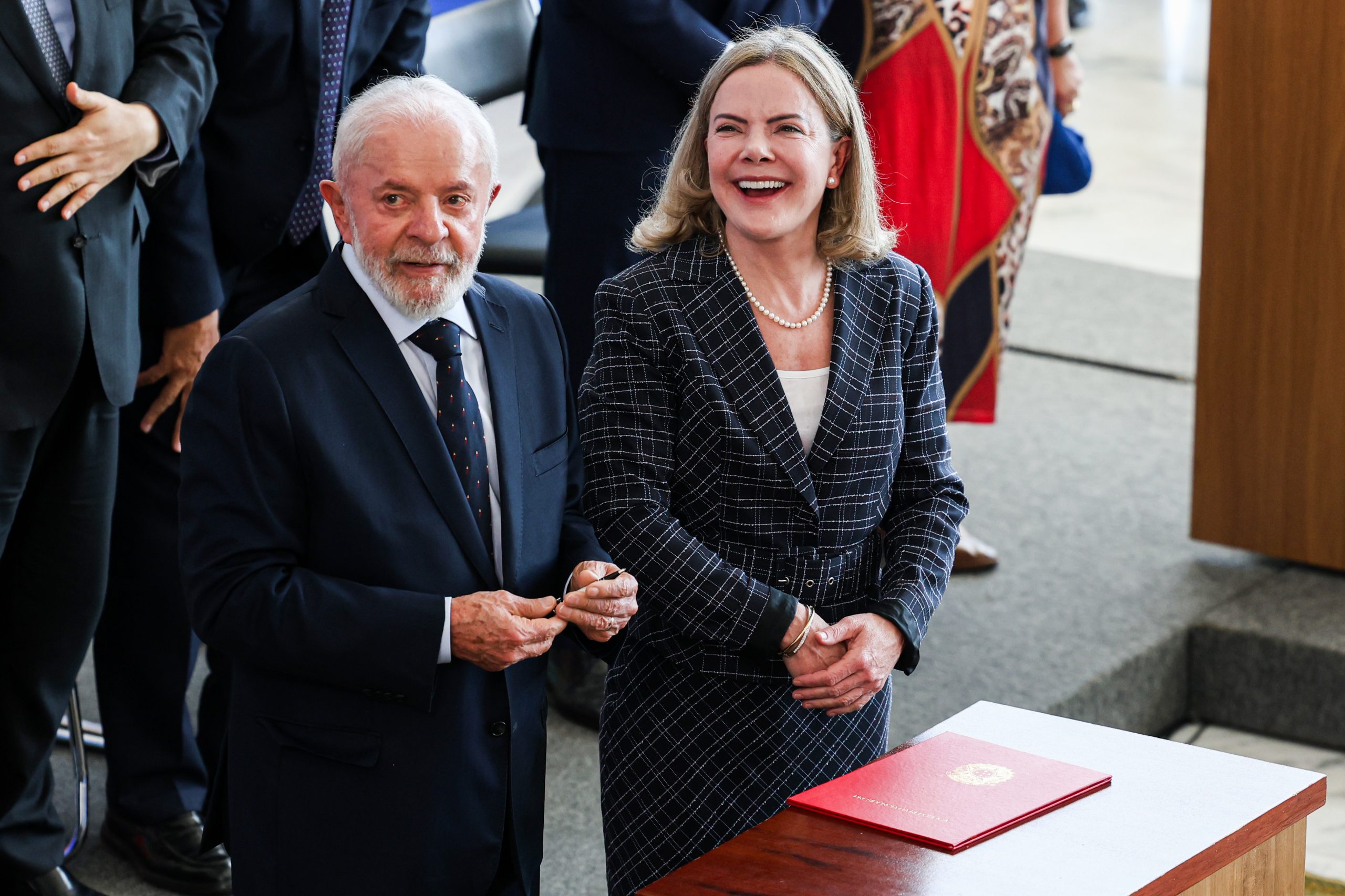 Gleisi Hoffmann rejeita comparar facções criminosas ao terrorismo: “Seria abrir as portas para intervenção estrangeira”