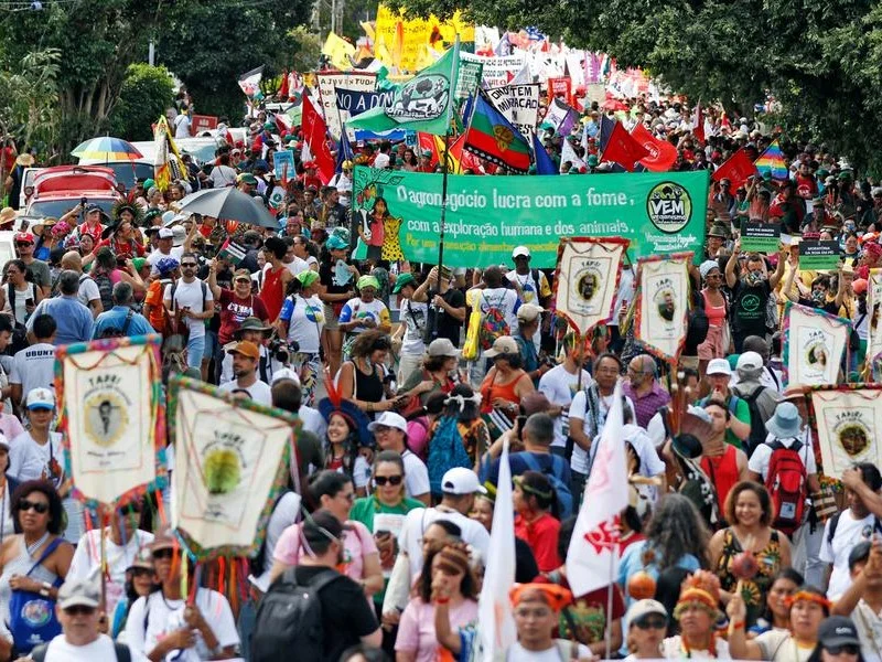 Marcha pelo Clima reúne milhares em Belém e vira recado direto à COP30