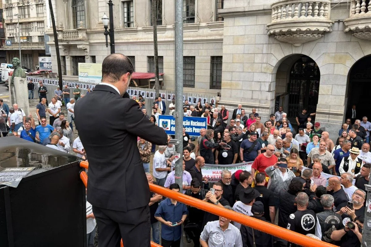 Policiais tomam o Centro de SP em cobrança por valorização e uma nova Lei Orgânica