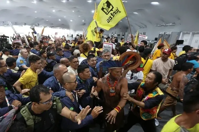 Confusão na COP30: indígenas invadem área restrita e deixam quatro seguranças feridos em Belém