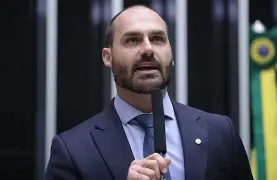 “Eduardo Bolsonaro Lava as Mãos: Por que ele rejeita Tarcísio para 2026”