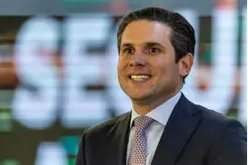 O poder que janta, atrasa e faz vista grossa: os passos de Hugo Motta sob a sombra da Refit