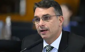 “Bolsonaro está revoltado e não aceita a prisão”, afirma Flávio após visita