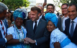 Macron se encanta com o ritmo da Bahia: tambor, axé e diplomacia no Pelourinho