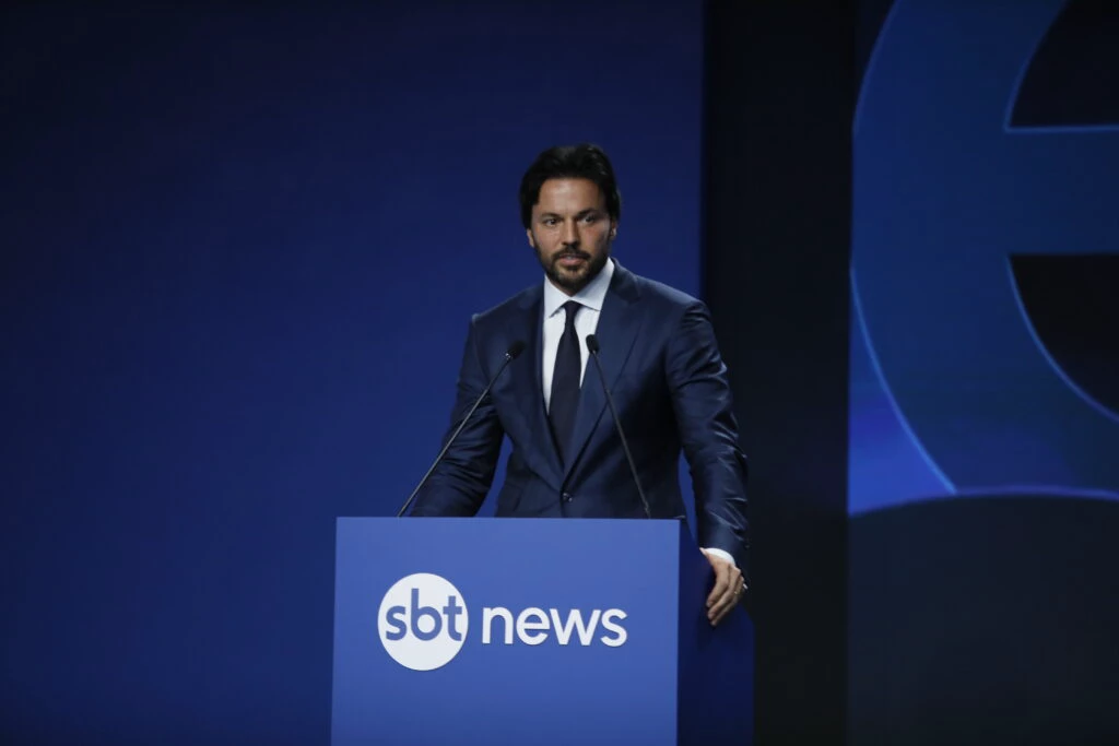 “Sem lado”, mas com palanque: o discurso que não convenceu ninguém