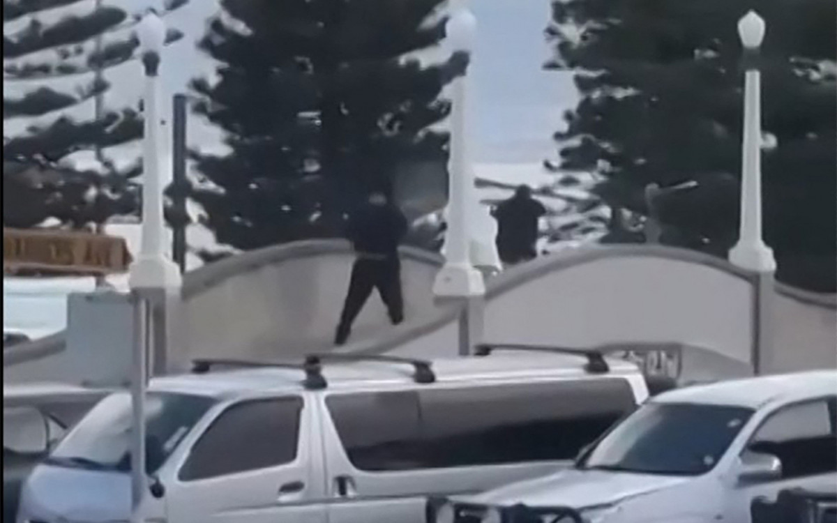 Vídeo revela ato de coragem: civil desarma atirador durante massacre em praia da Austrália