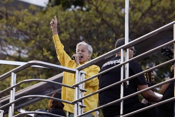 Caetano Veloso protesta contra anistia — depois de já ter sido anistiado e bancado pelo Estado
