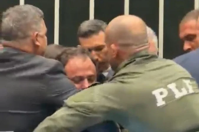 Glauber Braga transforma a Câmara em arena pessoal e acusa “silenciamento” após ser retirado à força