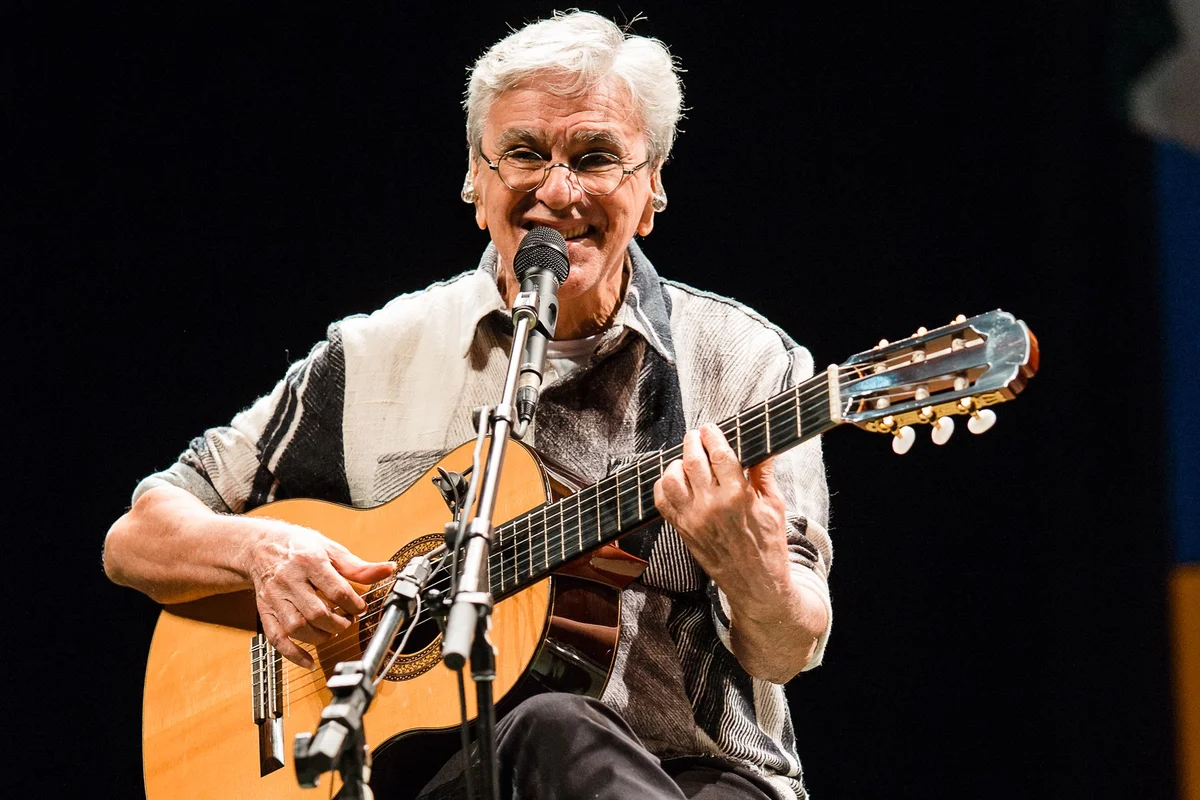 Da anistia ao palanque: Caetano volta às ruas, agora patrocinado pelo sistema