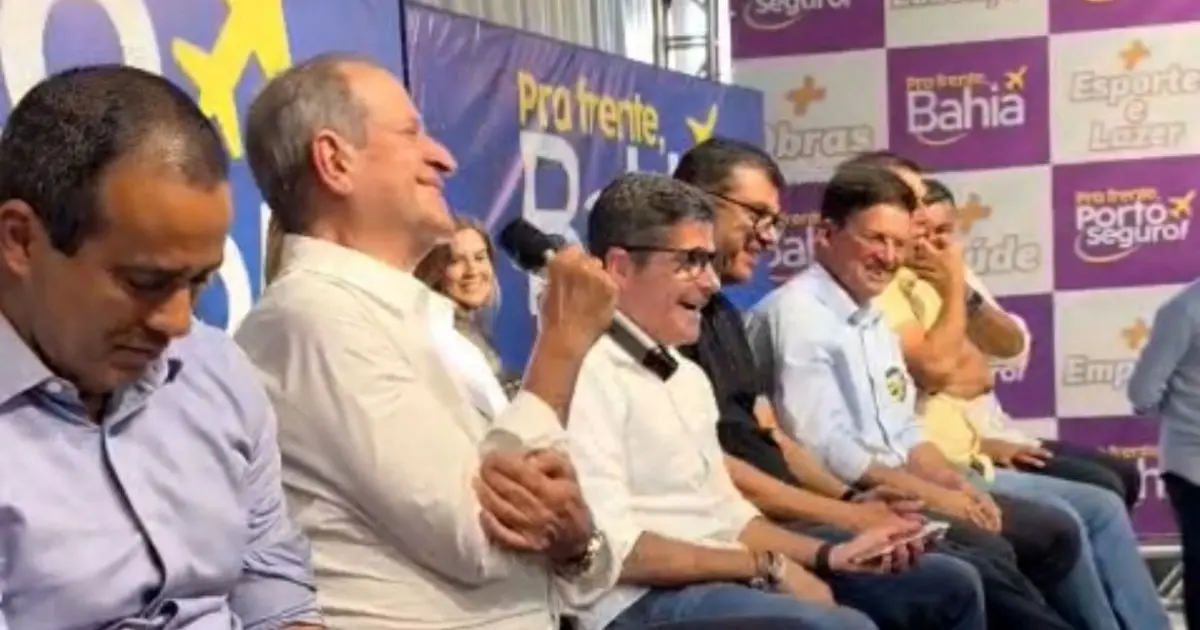 Em ato na Bahia, Valdemar confirma Flávio Bolsonaro em 2026 e sela aliança com ACM Neto