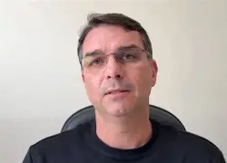 “Tratamento Desumano”: Flávio Bolsonaro Denuncia Condições de Jair Bolsonaro na PF