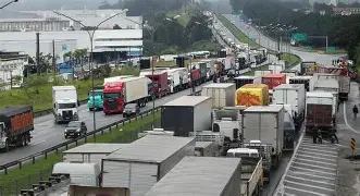 Eles até tentaram: greve dos caminhoneiros não pega e país segue em ritmo normal