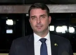 Flávio Bolsonaro envia recado ao mercado e tenta se distanciar da gestão do pai
