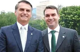 “Fica firme, moleque”: Bolsonaro tenta transmitir força ao filho em momento decisivo