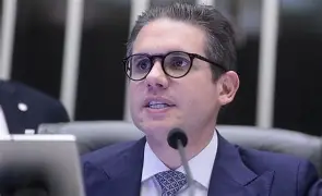 Motta enfrenta o STF e entrega decisão sobre Ramagem ao plenário