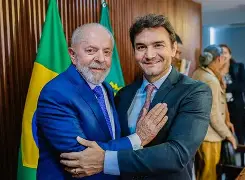 Expulso do partido, ministro de Lula tenta emplacar esposa na política