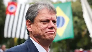 Tarcísio abraça candidatura de Flávio Bolsonaro, mas avisa: a direita não terá dono em 2026