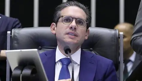 Hugo Motta diz que apenas cumpriu seu dever ao cassar mandatos de Eduardo Bolsonaro e Ramagem