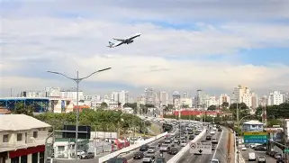Vendaval trava os aeroportos e deixa passageiros pelo caminho em São Paulo