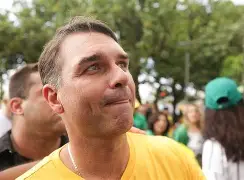 Flávio Bolsonaro Acende os Holofotes: O Filho do Capitão Vira o Nome Mais Celebrado da Direita e Arranca Aplausos Até de Quem Fingia Não Ver
