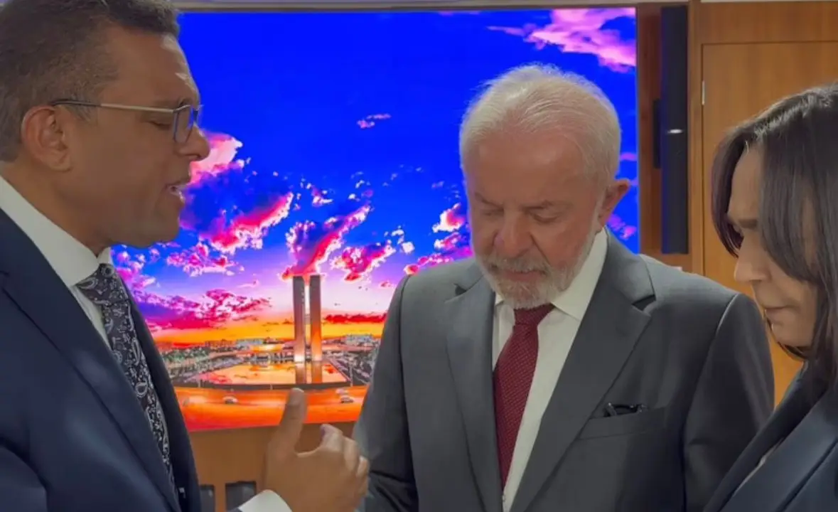 Fé itinerante: Otoni troca o púlpito e corre para o colo de Lula