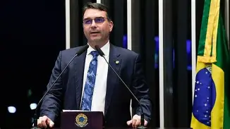 Flávio Bolsonaro apoia Zezé e critica SBT: “Não foi jornalismo, foi palanque”