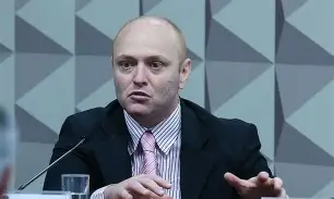 Hacker  é transferido de presídio enquanto espera decisão de Moraes